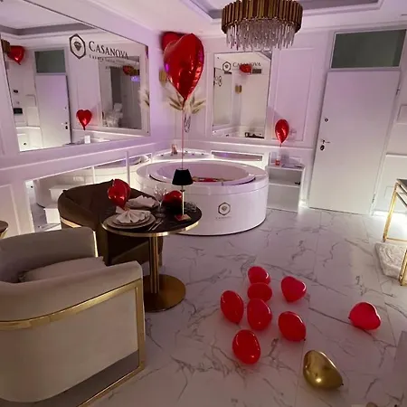 לינה וארוחת בוקר Casanova Luxury 4*